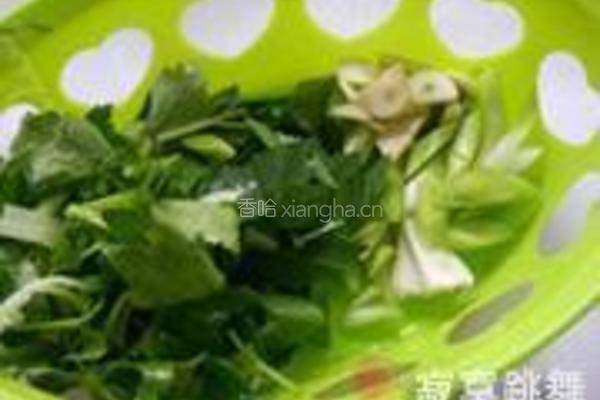 芹蒜香菇豆腐丝的做法图解2