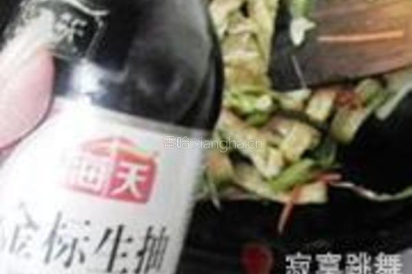 芹蒜香菇豆腐丝的做法图解8