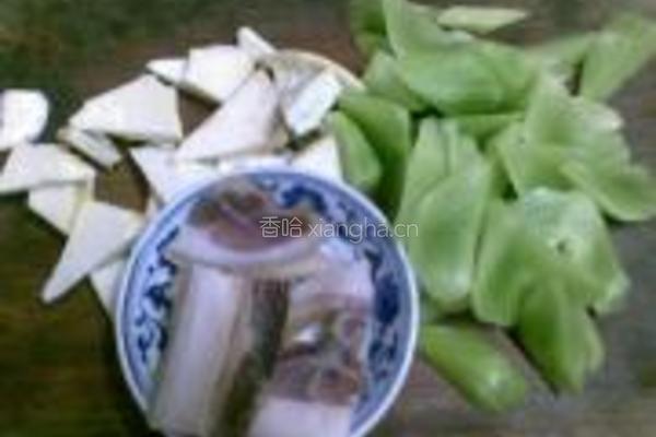 莴笋咸肉煮笋片的做法图解2