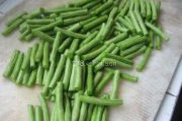 雪菜豇豆的做法图解1