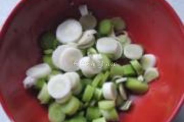 蒜香嫩蚕豆的做法图解2
