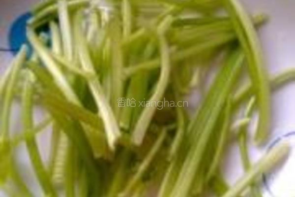 凉拌芹菜金针菇的做法图解2
