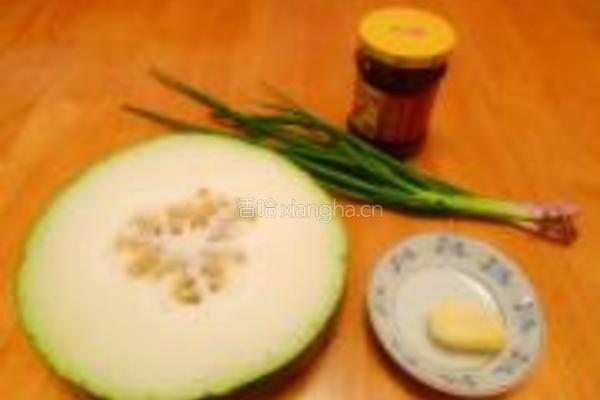 豆瓣酱炒冬瓜的做法图解1