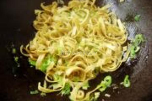绿豆芽炒干豆腐丝的做法图解4