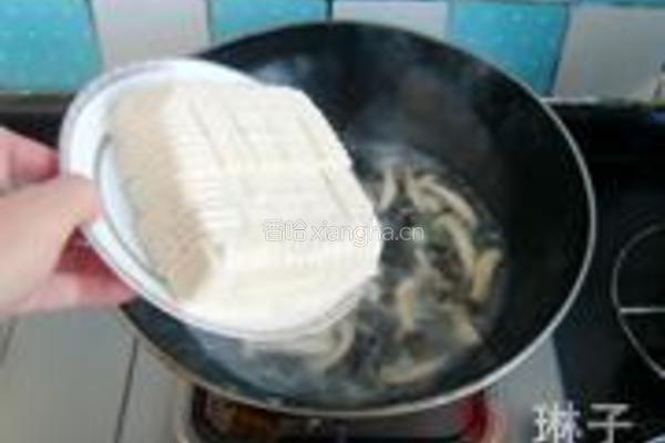 菌菇豆腐汤的做法图解6