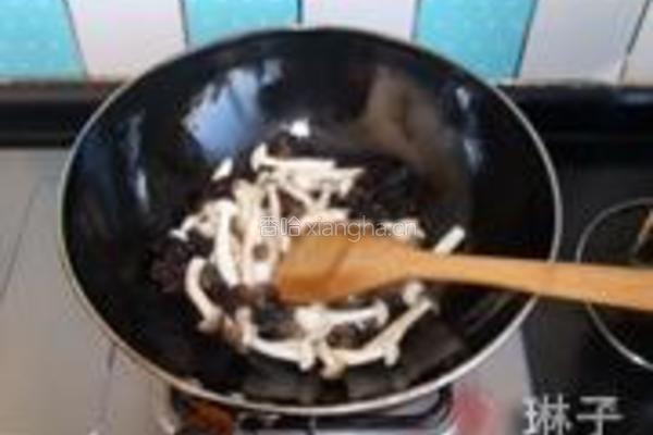 菌菇豆腐汤的做法图解3