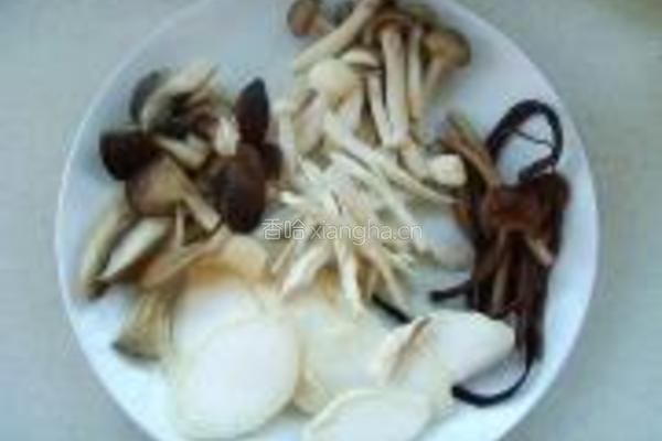 菌菇煲的做法图解1