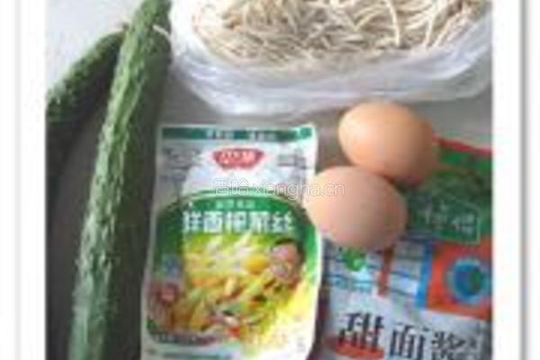 榨菜鸡蛋炸酱面的做法图解1