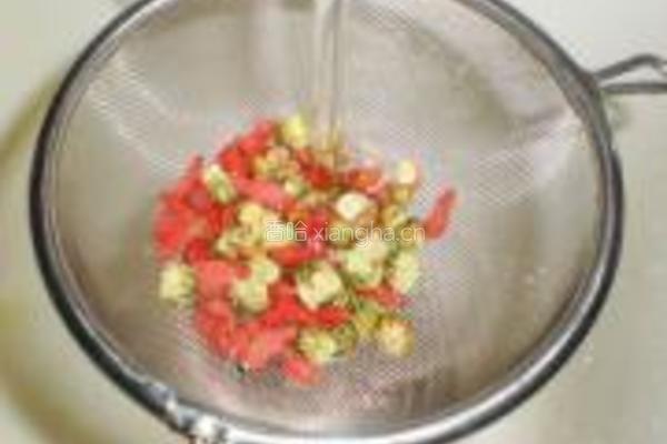 菊花水果茶的做法图解1