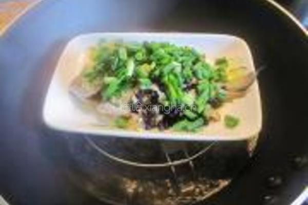 蒜头豆豉蒸海鱼的做法图解5
