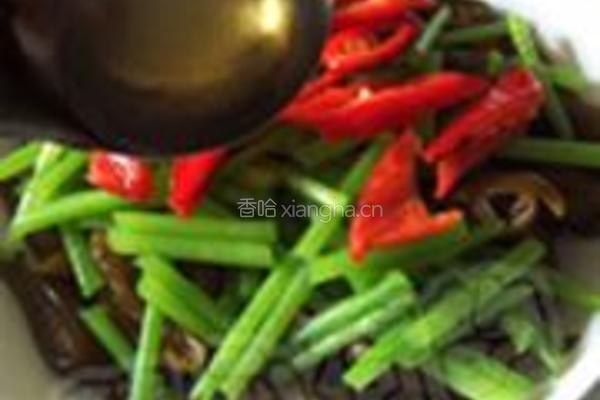 茼蒿拌黄金海茸条的做法图解11