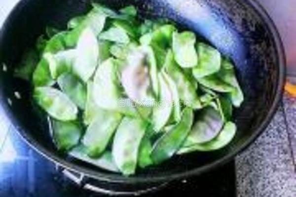 肉肠炒猪耳豆角的做法图解3