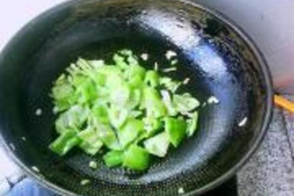 肉肠炒猪耳豆角的做法图解6