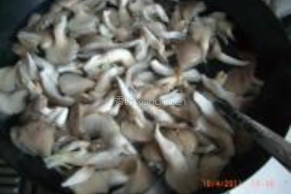 菠菜拌平菇的做法图解3