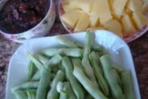 芸豆土豆红烧肉的做法图解1