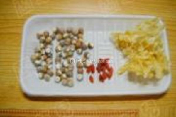 芡实枸杞银耳羹的做法图解1