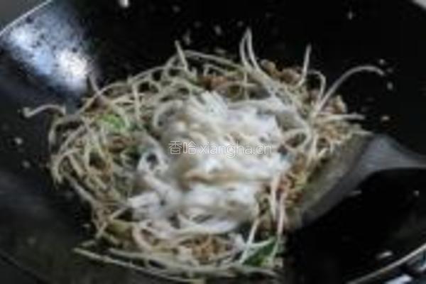 肉末芽菜炒河粉的做法图解6