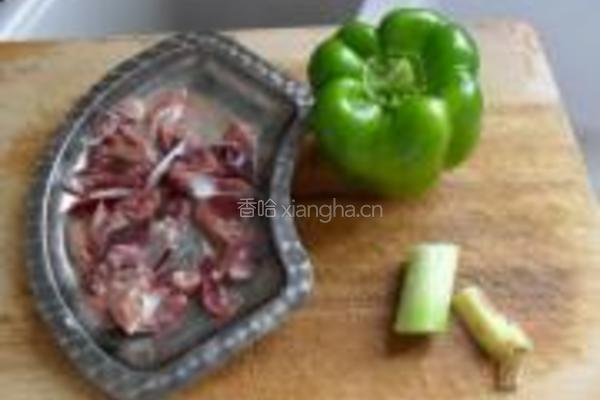 甜椒炒鸡杂的做法图解1