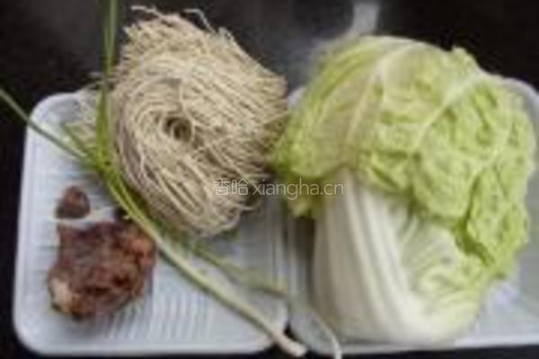 娃娃菜牛肉面的做法图解1