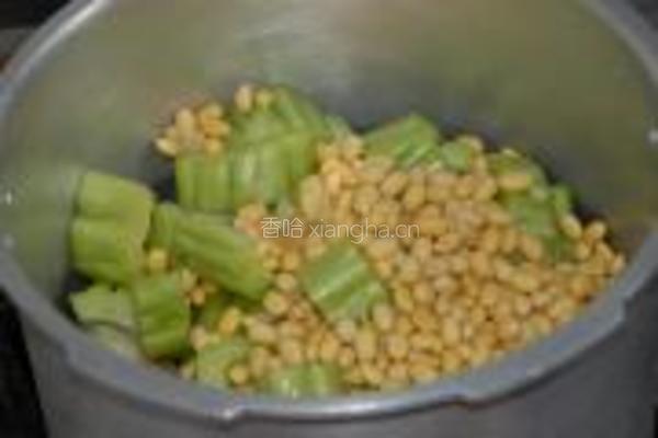 黄豆苦瓜猪骨汤的做法图解5