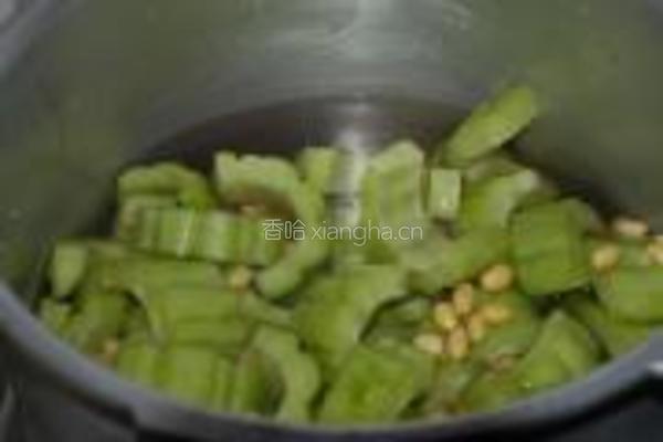 黄豆苦瓜猪骨汤的做法图解6