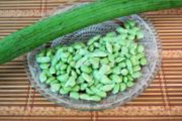 丝瓜炒毛豆籽的做法图解1