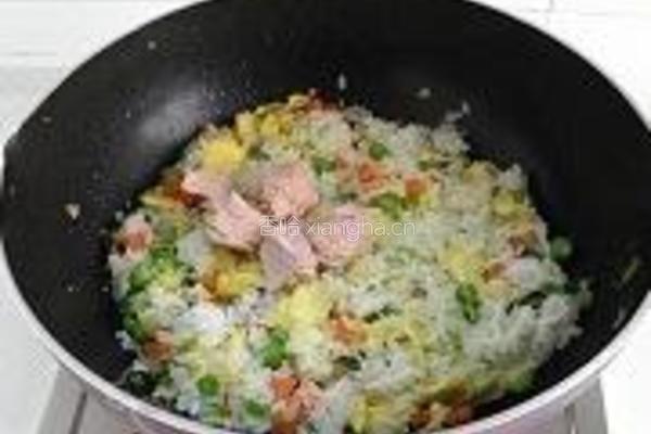 金枪鱼什锦炒饭的做法图解11