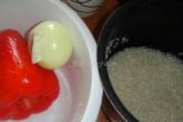 红椒圆葱焖饭的做法图解2