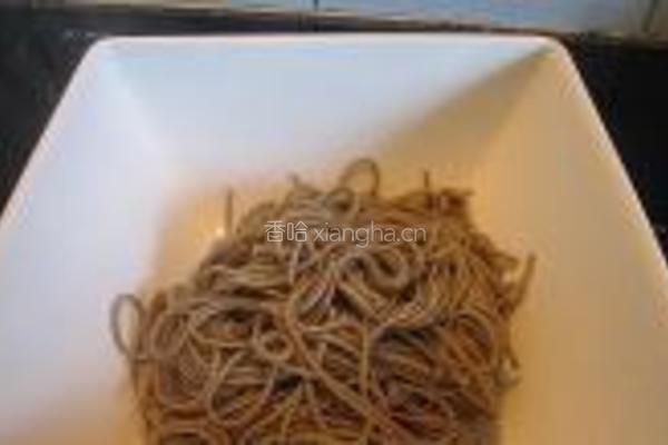 金针菇海蜇拌荞麦面的做法图解2