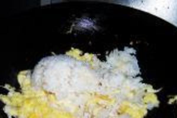 六月鲜酱油炒饭的做法图解5