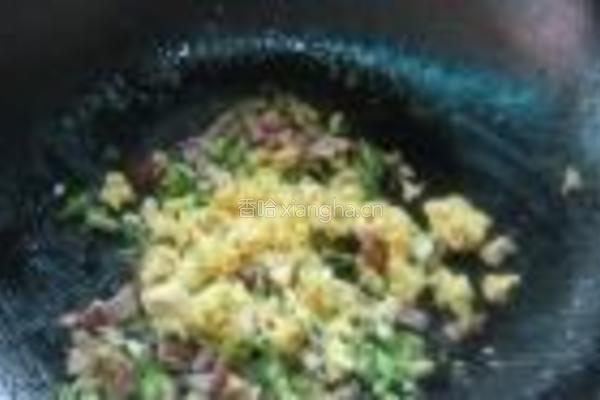 肉丁酱油焖饭的做法图解3