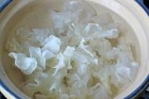 雪耳枸杞煲香梨的做法图解2