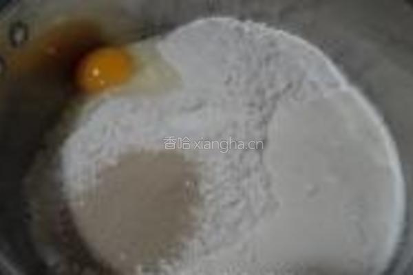 至尊培根大虾披萨的做法图解1