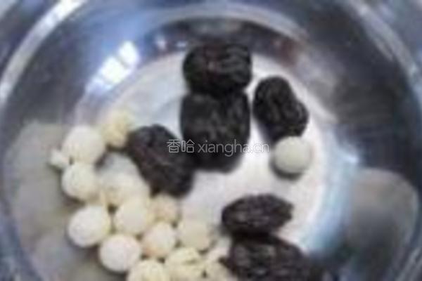 银耳莲子红枣汤的做法图解3