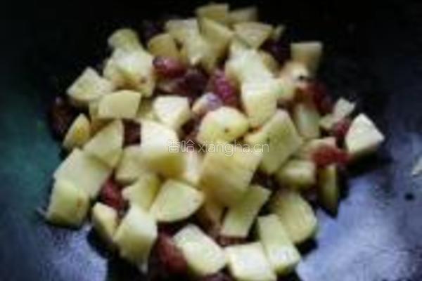 土豆腊肠焖饭的做法图解7