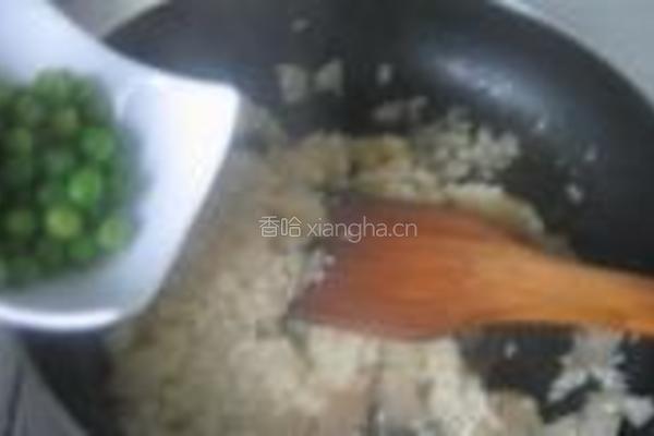 金色方腿青豆炒饭的做法图解4