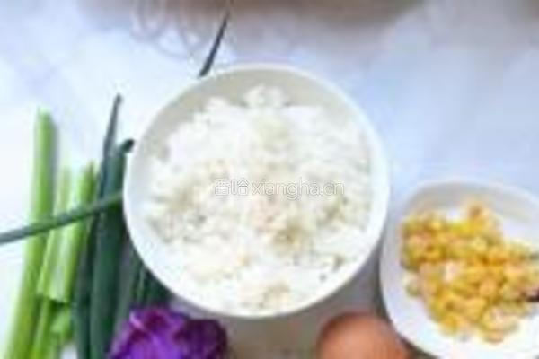芹菜紫甘兰蛋炒饭的做法图解1
