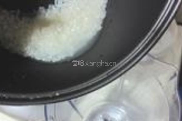 皮蛋瘦肉粥的做法图解1