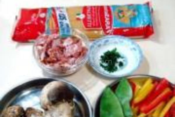 松茸培根炒意面的做法图解1