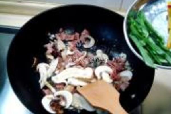 松茸培根炒意面的做法图解7
