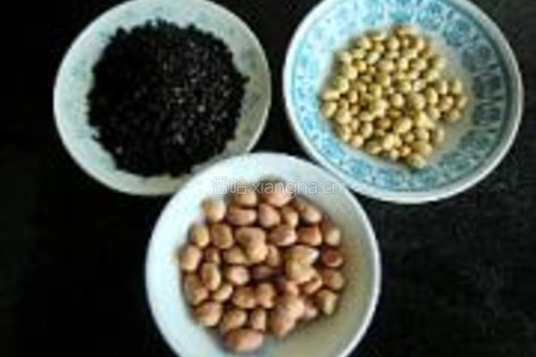 花生紫米豆浆的做法图解1
