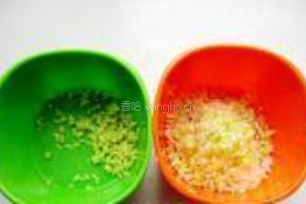 猪肉大葱水煎包的做法图解1