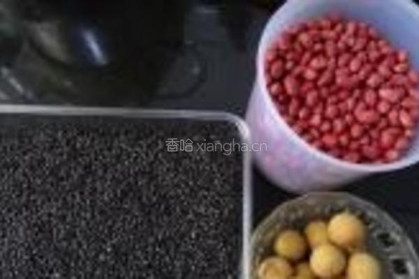黑米花生桂圆粥的做法图解1