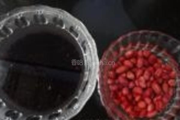 黑米花生桂圆粥的做法图解2