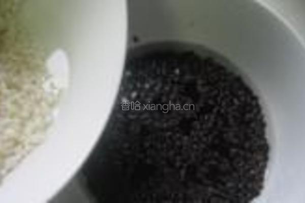 红糖紫米糕的做法图解2