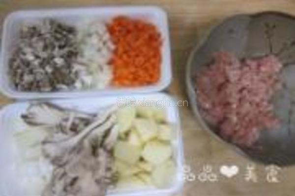 蘑菇鸡肉酱浇头面的做法图解1