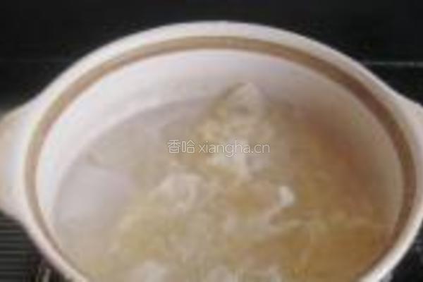 荸荠蜜枣银耳羹的做法图解3