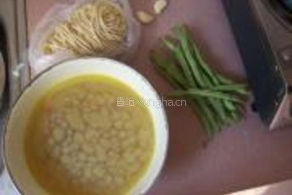 鸡汤四季豆焖面的做法图解1