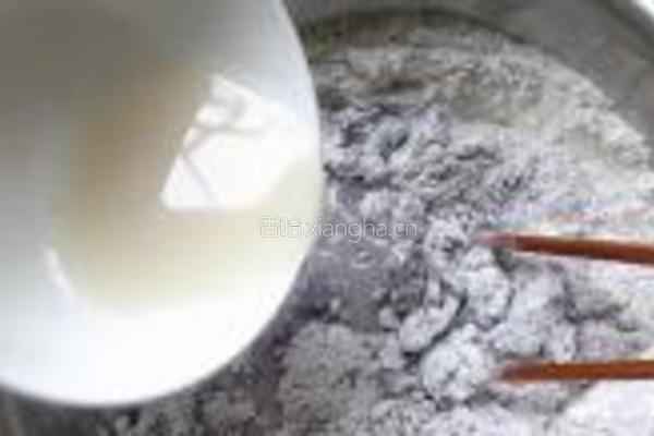 黑米豆沙菊花包的做法图解2