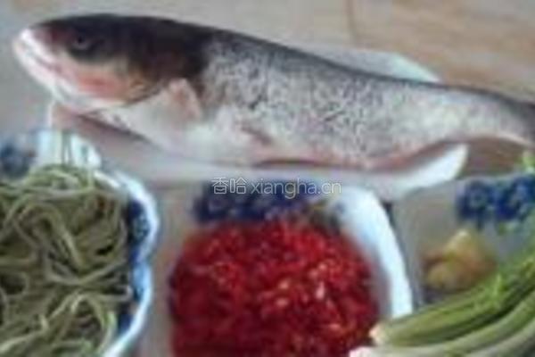 剁椒鱼头的做法图解1
